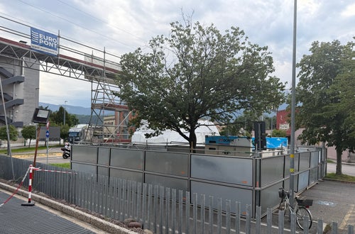 Das neue Notstromaggregat am vorgesehenen Standort beim Data Center in Bozen. Das neue Notstromaggregat am vorgesehenen Standort beim Data Center in Bozen.