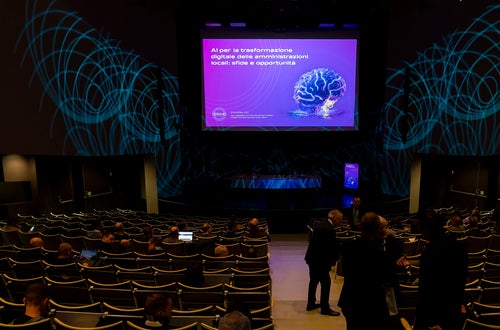 TeilnehmerInnen vor dem Start der Tagung "Artificial Intelligence" im Eurac-Auditorium TeilnehmerInnen vor dem Start der Tagung "Artificial Intelligence" im Eurac-Auditorium