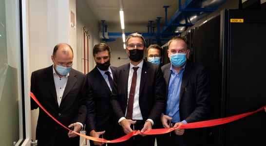 Von links nach rechts: Gerhard Grießmair (geschäftsführender Bezirksdirektor des Gesundheitsbezirkes Bruneck), Christoph Brandt (Präsident der Südtiroler Informatik AG), LH Kompatscher, hinten: Roland Griessmair (Bürgermeister von Bruneck), Josef Hofer (Direktor Abteilung Informatik) Von links nach rechts: Gerhard Grießmair (geschäftsführender Bezirksdirektor des Gesundheitsbezirkes Bruneck), Christoph Brandt (Präsident der Südtiroler Informatik AG), LH Kompatscher, hinten: Roland Griessmair (Bürgermeister von Bruneck), Josef Hofer (Direktor Abteilung Informatik)