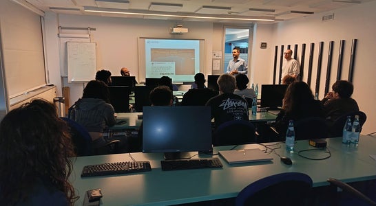 Studentesse e studenti del Liceo Scientifico “Gandhi” di Merano durante la presentazione del Security Operations Center presso SIAG. Studentesse e studenti del Liceo Scientifico “Gandhi” di Merano durante la presentazione del Security Operations Center presso SIAG.