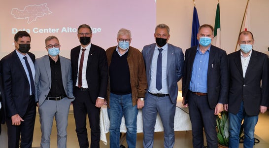 Data-Center-Eröffnung in Bruneck mit (v.l.) Stefan Gasslitter (Generaldirektor Südtiroler Informatik AG), Christoph Brandt (Präsident der Südtiroler Informatik AG), Roberto Fabbri (Head of RUN: Innovation & Consulting, Südtiroler Informatik AG), LH Arno Kompatscher, Kurt Pöhl (ehem. Direktor Abteilung Informatik), Alexander Steiner (Generaldirektor des Landes), Josef Hofer (Direktor Abteilung Informatik), Gerhard Grießmair (geschäftsführender Bezirksdirektor des Gesundheitsbezirkes Bruneck), Andrea Toniutti (IT-Direktor des Sanitätsbetriebes) (Foto: LPA/Oppitz) Data-Center-Eröffnung in Bruneck mit (v.l.) Stefan Gasslitter (Generaldirektor Südtiroler Informatik AG), Christoph Brandt (Präsident der Südtiroler Informatik AG), Roberto Fabbri (Head of RUN: Innovation & Consulting, Südtiroler Informatik AG), LH Arno Kompatscher, Kurt Pöhl (ehem. Direktor Abteilung Informatik), Alexander Steiner (Generaldirektor des Landes), Josef Hofer (Direktor Abteilung Informatik), Gerhard Grießmair (geschäftsführender Bezirksdirektor des Gesundheitsbezirkes Bruneck), Andrea Toniutti (IT-Direktor des Sanitätsbetriebes) (Foto: LPA/Oppitz)