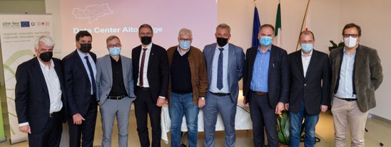 Data-Center-Eröffnung in Bruneck mit (v.l.) Stefan Gasslitter (Generaldirektor Südtiroler Informatik AG), Christoph Brandt (Präsident der Südtiroler Informatik AG), Roberto Fabbri (Head of RUN: Innovation & Consulting, Südtiroler Informatik AG), LH Arno Kompatscher, Kurt Pöhl (ehem. Direktor Abteilung Informatik), Alexander Steiner (Generaldirektor des Landes), Josef Hofer (Direktor Abteilung Informatik), Gerhard Grießmair (geschäftsführender Bezirksdirektor des Gesundheitsbezirkes Bruneck), Andrea Toniutti (IT-Direktor des Sanitätsbetriebes) (Foto: LPA/Oppitz) Data-Center-Eröffnung in Bruneck mit (v.l.) Stefan Gasslitter (Generaldirektor Südtiroler Informatik AG), Christoph Brandt (Präsident der Südtiroler Informatik AG), Roberto Fabbri (Head of RUN: Innovation & Consulting, Südtiroler Informatik AG), LH Arno Kompatscher, Kurt Pöhl (ehem. Direktor Abteilung Informatik), Alexander Steiner (Generaldirektor des Landes), Josef Hofer (Direktor Abteilung Informatik), Gerhard Grießmair (geschäftsführender Bezirksdirektor des Gesundheitsbezirkes Bruneck), Andrea Toniutti (IT-Direktor des Sanitätsbetriebes) (Foto: LPA/Oppitz)