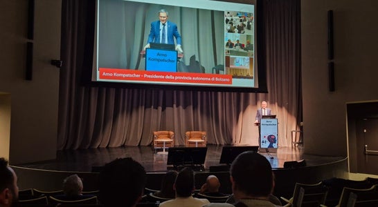 Landeshauptmann Arno Kompatscher begrüßte die Teilnehmerinnen und Teilnehmer bei der Tagung, die der Cerchio ICT am 20. November online und in Präsenz abgehalten hat. (Foto: SIAG) Landeshauptmann Arno Kompatscher begrüßte die Teilnehmerinnen und Teilnehmer bei der Tagung, die der Cerchio ICT am 20. November online und in Präsenz abgehalten hat. (Foto: SIAG)