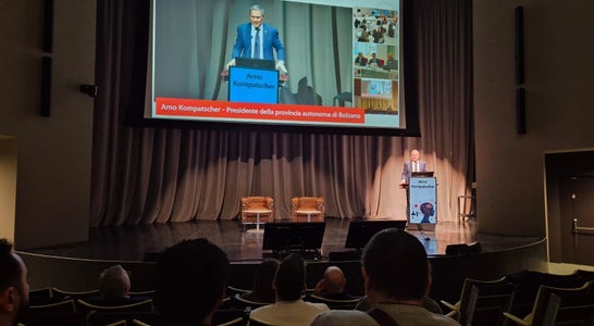Landeshauptmann Arno Kompatscher begrüßte die Teilnehmerinnen und Teilnehmer bei der Tagung, die der Cerchio ICT am 20. November online und in Präsenz abgehalten hat. (Foto: SIAG) Landeshauptmann Arno Kompatscher begrüßte die Teilnehmerinnen und Teilnehmer bei der Tagung, die der Cerchio ICT am 20. November online und in Präsenz abgehalten hat. (Foto: SIAG)