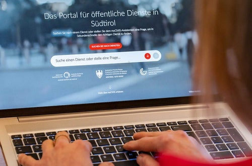 Das Web-Portal myCIVIS wurde rundum erneuert, arbeitet jetzt ki-unterstützt und verfügt über zahlreiche Kontaktmöglichkeiten, die Bürger und Bürgerin nutzen können. (Foto: LPA/Greta Stuefer) Das Web-Portal myCIVIS wurde rundum erneuert, arbeitet jetzt ki-unterstützt und verfügt über zahlreiche Kontaktmöglichkeiten, die Bürger und Bürgerin nutzen können. (Foto: LPA/Greta Stuefer)