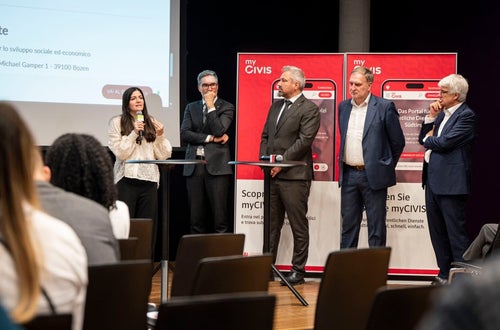 Francesca Visconti (all'estrema sinistra nella foto), in rappresentanza del team del progetto Simply Digital, ha presentato il nuovo portale web e ha illustrato l'esperienza myCIVIS ancora più personalizzata, che è possibile vivere effettuando il login. (Foto: USP/Fabio Brucculeri) Francesca Visconti (all'estrema sinistra nella foto), in rappresentanza del team del progetto Simply Digital, ha presentato il nuovo portale web e ha illustrato l'esperienza myCIVIS ancora più personalizzata, che è possibile vivere effettuando il login. (Foto: USP/Fabio Brucculeri)