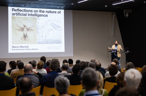 Il Prof. Marco Montali dell'Uni BZ durante la sua keynote speech sull'Intelligenza Artificiale Il Prof. Marco Montali dell'Uni BZ durante la sua keynote speech sull'Intelligenza Artificiale