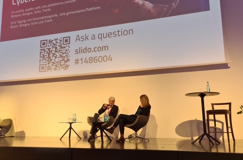 Stefan Gasslitter, Generaldirektor der Südtiroler Informatik AG, bei der abschließenden Gesprächsrunde mit den Direktoren der Inhouse-Gesellschaften des Cerchio ICT. Foto: Siag, 2022 Stefan Gasslitter, Generaldirektor der Südtiroler Informatik AG, bei der abschließenden Gesprächsrunde mit den Direktoren der Inhouse-Gesellschaften des Cerchio ICT. Foto: Siag, 2022