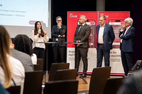 Francesca Visconti (im Bild ganz links), präsentierte, stellvertretend für das Team des Leitprojekts Simply Digital, das neue Web-Portal und ging auf ein noch personalisierteres myCIVIS-Erlebnis ein, das möglich ist, wenn sich der Besucher einloggt. (Foto: LPA/Fabio Brucculeri) Francesca Visconti (im Bild ganz links), präsentierte, stellvertretend für das Team des Leitprojekts Simply Digital, das neue Web-Portal und ging auf ein noch personalisierteres myCIVIS-Erlebnis ein, das möglich ist, wenn sich der Besucher einloggt. (Foto: LPA/Fabio Brucculeri)
