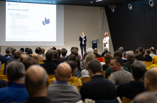 Direttrice dell'Agenzia di stampa e comunicazione, Claudia Messner durante il suo discorso Direttrice dell'Agenzia di stampa e comunicazione, Claudia Messner durante il suo discorso