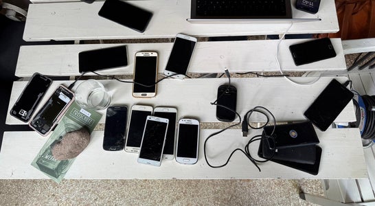 Cellulari raccolti durante l’iniziativa di SIAG a Villa Freischütz – sostenibilità e sicurezza digitale al centro. Cellulari raccolti durante l’iniziativa di SIAG a Villa Freischütz – sostenibilità e sicurezza digitale al centro.