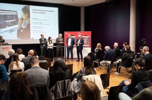 Wie kann die öffentliche Verwaltung noch näher zum Bürger und zur Bürgerin rücken und diese in den Mittelpunkt stellen? Diese Frage stellte sich das Team des Leitprojekts Simply Digital zu Beginn seiner Arbeit. Am 24. Februar wurde das Ergebnis in der Eurac vorgestellt. (Foto: LPA/Fabio Brucculeri) Wie kann die öffentliche Verwaltung noch näher zum Bürger und zur Bürgerin rücken und diese in den Mittelpunkt stellen? Diese Frage stellte sich das Team des Leitprojekts Simply Digital zu Beginn seiner Arbeit. Am 24. Februar wurde das Ergebnis in der Eurac vorgestellt. (Foto: LPA/Fabio Brucculeri)