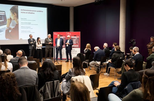Wie kann die öffentliche Verwaltung noch näher zum Bürger und zur Bürgerin rücken und diese in den Mittelpunkt stellen? Diese Frage stellte sich das Team des Leitprojekts Simply Digital zu Beginn seiner Arbeit. Am 24. Februar wurde das Ergebnis in der Eurac vorgestellt. (Foto: LPA/Fabio Brucculeri) Wie kann die öffentliche Verwaltung noch näher zum Bürger und zur Bürgerin rücken und diese in den Mittelpunkt stellen? Diese Frage stellte sich das Team des Leitprojekts Simply Digital zu Beginn seiner Arbeit. Am 24. Februar wurde das Ergebnis in der Eurac vorgestellt. (Foto: LPA/Fabio Brucculeri)