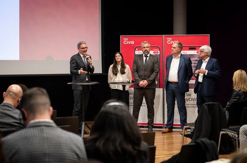 “Siamo consapevoli che la transizione digitale comporta un cambiamento per molti. Per questo, investiamo parallelamente nei Digi Point locali nei Comuni”, ha sottolineato il presidente della Provincia Arno Kompatscher (nella foto da sinistra) durante la presentazione del nuovo portale da parte di Francesca Visconti del team Simply Digital, del direttore generale Alexander Steiner, di Josef T. Hofer, direttore dell'Agenzia Alto Adige digitale, e del direttore generale di IAA Stefan Gasslitter. (Foto: USP/Fabio Brucculeri) “Siamo consapevoli che la transizione digitale comporta un cambiamento per molti. Per questo, investiamo parallelamente nei Digi Point locali nei Comuni”, ha sottolineato il presidente della Provincia Arno Kompatscher (nella foto da sinistra) durante la presentazione del nuovo portale da parte di Francesca Visconti del team Simply Digital, del direttore generale Alexander Steiner, di Josef T. Hofer, direttore dell'Agenzia Alto Adige digitale, e del direttore generale di IAA Stefan Gasslitter. (Foto: USP/Fabio Brucculeri)