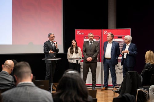 “Siamo consapevoli che la transizione digitale comporta un cambiamento per molti. Per questo, investiamo parallelamente nei Digi Point locali nei Comuni”, ha sottolineato il presidente della Provincia Arno Kompatscher (nella foto da sinistra) durante la presentazione del nuovo portale da parte di Francesca Visconti del team Simply Digital, del direttore generale Alexander Steiner, di Josef T. Hofer, direttore dell'Agenzia Alto Adige digitale, e del direttore generale di IAA Stefan Gasslitter. (Foto: USP/Fabio Brucculeri) “Siamo consapevoli che la transizione digitale comporta un cambiamento per molti. Per questo, investiamo parallelamente nei Digi Point locali nei Comuni”, ha sottolineato il presidente della Provincia Arno Kompatscher (nella foto da sinistra) durante la presentazione del nuovo portale da parte di Francesca Visconti del team Simply Digital, del direttore generale Alexander Steiner, di Josef T. Hofer, direttore dell'Agenzia Alto Adige digitale, e del direttore generale di IAA Stefan Gasslitter. (Foto: USP/Fabio Brucculeri)