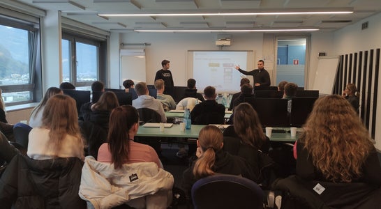 Ein SIAG-Mitarbeitender bei einer Fallbeispielvorstellung Ein SIAG-Mitarbeitender bei einer Fallbeispielvorstellung