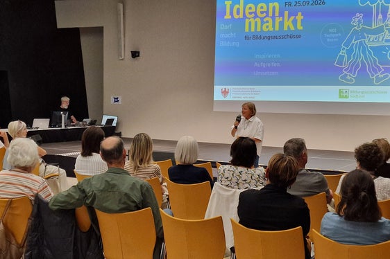 Ulrike Spitaler vom Amt für Weiterbildung und Sprachen referierte bei der Eröffnung des Ideenmarkts im Noi Techpark in Bozen. (Foto: LPA/Amt für Weiterbildung und Sprachen)