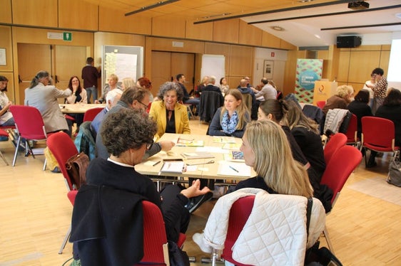 Der Tag der Weiterbildung wurde gemeinsam vom Amt für Weiterbildung, Bibliotheken und audiovisuelle Medien und vom Amt für Zweisprachigkeit und Fremdsprachen der Abteilung italienische Kultur sowie vom Amt für Weiterbildung und Sprachen der Abteilung deutsche Kultur umgesetzt. Viele nutzten die Gelegenheit sich gemeinsam Gedanken über die Zukunft zu machen. (Foto: LPA/Amt für Weiterbildung und Sprachen)