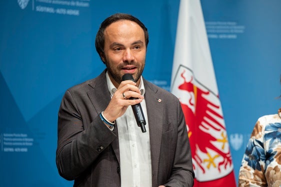 Bildungslandesrat Philipp Achammer ruft dazu auf, bestehende Unterstützungsangebote zu nutzen: Die Angebote sind ein Beitrag zur Demokratie und zu einer selbstbestimmten, souveränen Lebensführung. (Foto: LPA/Fabio Brucculeri)