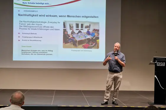Harald Heitsma vom Bildungsausschuss Natz Schabs stellte ihr Projekt Natz Schabs beteiligt sich vor – ein Frühjahr ganz im Zeichen von Saatgut, Planzentausch und Haltbarmachung. (Foto: LPA/Amt für Weiterbildung und Sprachen)