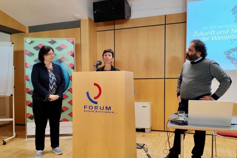 Die Amtsdirektoren (v.l.) Anika Michelon, Donatella Ricchetto und Luca Bizzarri bei der Eröffnung: Auch der diesjährige Tag der Weiterbildung wurde gemeinsam von den drei Ämtern für Weiterbildung und Sprachen der deutschen und italienischen Kulturabteilung organisiert – ein starkes Zeichen dafür, dass sich die Herausforderungen der Zukunft am besten gemeinsam meistern lassen. (Foto: LPA/Amt für Weiterbildung und Sprachen)