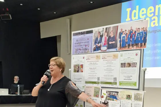 Helga Pircher vom Bildungsausschuss Kastelbell-Tschars bot Einblick in die vielfältigen Aktionen zum Projekt Kastelbell blüht auf. (Foto: LPA/Amt für Weiterbildung und Sprachen)