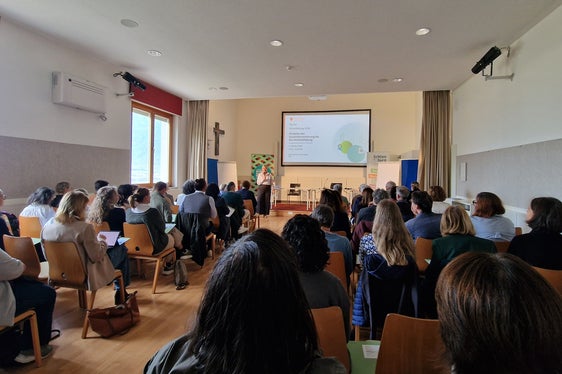 Rund 80 Teilnehmende folgten der Einladung des Amtes: vertreten waren Weiterbildungseinrichtungen, Verbände, Fachschulen und Landesämter ebenso wie Referierende und pädagogische Mitarbeitende. (Foto: Amt für Weiterbildung und Sprachen)