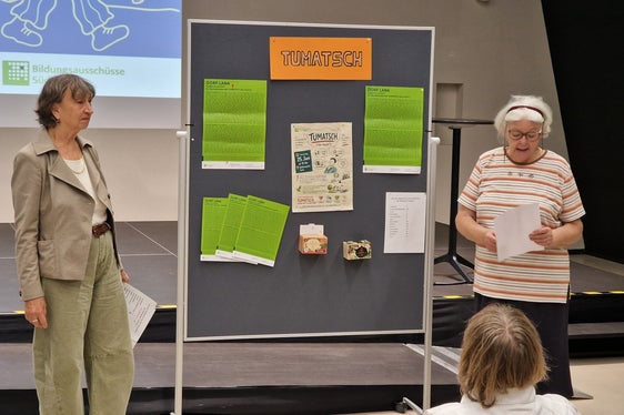 Tumatsch – ein Nachdenküberfall vom Bildungsausschuss Lana wurde vorgestellt von Martina Steiner und Waltraud Holzner. (Foto: LPA/Amt für Weiterbildung und Sprachen)