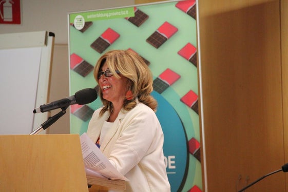 Vereine sind Reallabore für gemeinschaftliches Lernen. Universitätsprofessorin Irene Cennamo hob in ihrem Vortrag die Bedeutung der Weiterbildung für die Entwicklung der Gesellschaft und als Menschenbildung, die im Alltag der Menschen wurzelt, hervor. (Foto: LPA/Amt für Weiterbildung und Sprachen)