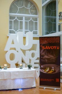 Schülerinnen und Schüler der LBS Savoy gestalten Weihnachtsbuffet im Palais Widmann Schülerinnen und Schüler der LBS Savoy gestalten Weihnachtsbuffet im Palais Widmann