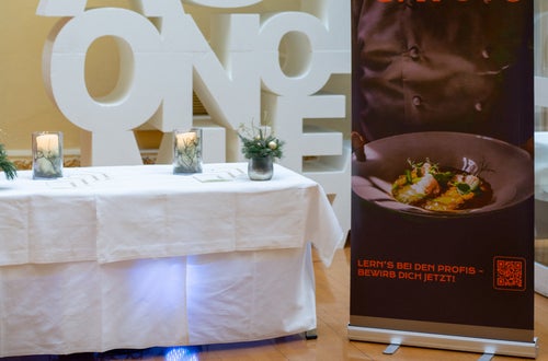 Schülerinnen und Schüler der LBS Savoy gestalten Weihnachtsbuffet im Palais Widmann Schülerinnen und Schüler der LBS Savoy gestalten Weihnachtsbuffet im Palais Widmann