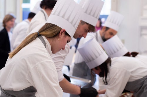 Schülerinnen und Schüler der LBS Savoy gestalten Weihnachtsbuffet im Palais Widmann Schülerinnen und Schüler der LBS Savoy gestalten Weihnachtsbuffet im Palais Widmann