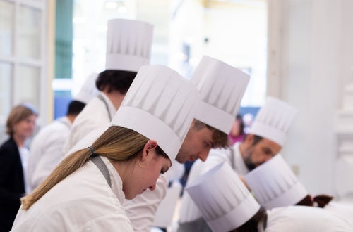 Schülerinnen und Schüler der LBS Savoy gestalten Weihnachtsbuffet im Palais Widmann Schülerinnen und Schüler der LBS Savoy gestalten Weihnachtsbuffet im Palais Widmann