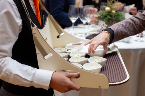 Schülerinnen und Schüler der LBS Savoy gestalten Weihnachtsbuffet im Palais Widmann Schülerinnen und Schüler der LBS Savoy gestalten Weihnachtsbuffet im Palais Widmann