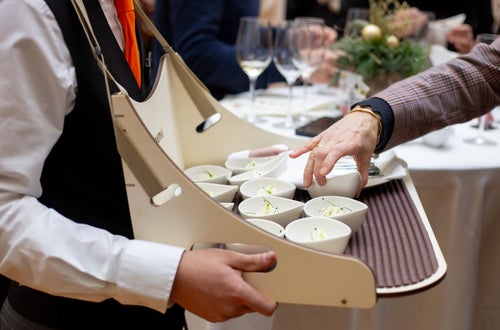 Schülerinnen und Schüler der LBS Savoy gestalten Weihnachtsbuffet im Palais Widmann Schülerinnen und Schüler der LBS Savoy gestalten Weihnachtsbuffet im Palais Widmann