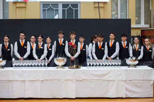 Schülerinnen und Schüler der LBS Savoy gestalten Weihnachtsbuffet im Palais Widmann Schülerinnen und Schüler der LBS Savoy gestalten Weihnachtsbuffet im Palais Widmann