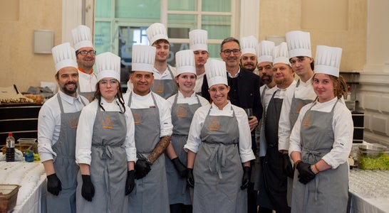 Schülerinnen und Schüler der LBS Savoy gestalten Weihnachtsbuffet im Palais Widmann Schülerinnen und Schüler der LBS Savoy gestalten Weihnachtsbuffet im Palais Widmann