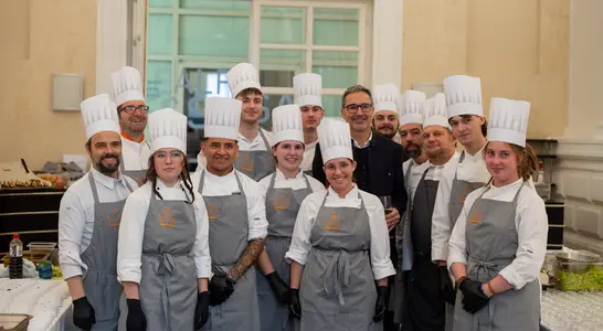 Schülerinnen und Schüler der LBS Savoy gestalten Weihnachtsbuffet im Palais Widmann Schülerinnen und Schüler der LBS Savoy gestalten Weihnachtsbuffet im Palais Widmann