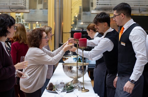 Schülerinnen und Schüler der LBS Savoy gestalten Weihnachtsbuffet im Palais Widmann Schülerinnen und Schüler der LBS Savoy gestalten Weihnachtsbuffet im Palais Widmann