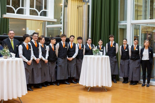 Schülerinnen und Schüler der LBS Savoy gestalten Weihnachtsbuffet im Palais Widmann Schülerinnen und Schüler der LBS Savoy gestalten Weihnachtsbuffet im Palais Widmann