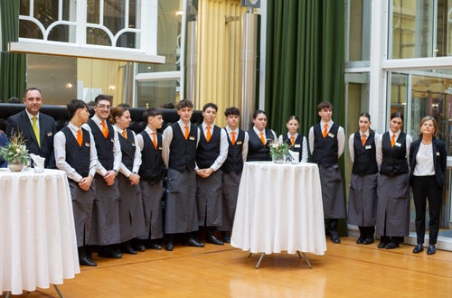 Schülerinnen und Schüler der LBS Savoy gestalten Weihnachtsbuffet im Palais Widmann Schülerinnen und Schüler der LBS Savoy gestalten Weihnachtsbuffet im Palais Widmann
