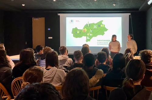 Abbildung 1: Projektpräsentation im Ost-West-Club Meran Abbildung 1: Projektpräsentation im Ost-West-Club Meran