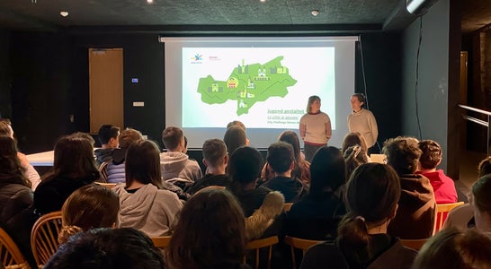 Abbildung 1: Projektpräsentation im Ost-West-Club Meran Abbildung 1: Projektpräsentation im Ost-West-Club Meran