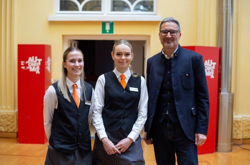 Schülerinnen und Schüler der LBS Savoy gestalten Weihnachtsbuffet im Palais Widmann Schülerinnen und Schüler der LBS Savoy gestalten Weihnachtsbuffet im Palais Widmann
