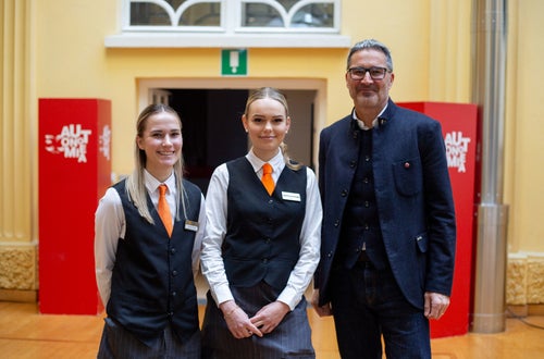 Schülerinnen und Schüler der LBS Savoy gestalten Weihnachtsbuffet im Palais Widmann Schülerinnen und Schüler der LBS Savoy gestalten Weihnachtsbuffet im Palais Widmann