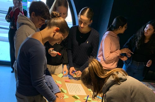 Abbildung 2: Speed Ideation – Jugendliche beim Brainstorming Abbildung 2: Speed Ideation – Jugendliche beim Brainstorming