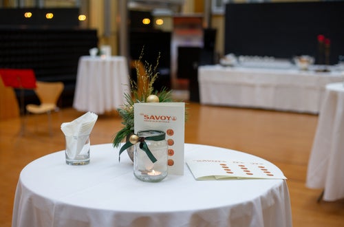 Schülerinnen und Schüler der LBS Savoy gestalten Weihnachtsbuffet im Palais Widmann Schülerinnen und Schüler der LBS Savoy gestalten Weihnachtsbuffet im Palais Widmann