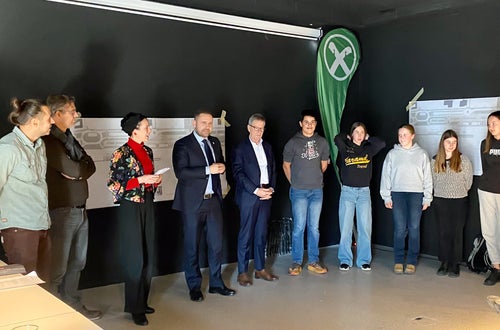 Abbildung 4: Die Jury überreicht dem Siegerteam (v.l.n.r. Alex, Jana, Emma, Ronja, Tanja) einen Gutschein für das Skigebiet Meran 2000 Abbildung 4: Die Jury überreicht dem Siegerteam (v.l.n.r. Alex, Jana, Emma, Ronja, Tanja) einen Gutschein für das Skigebiet Meran 2000