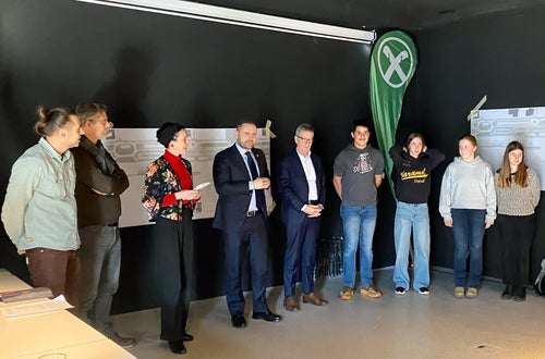 Abbildung 4: Die Jury überreicht dem Siegerteam (v.l.n.r. Alex, Jana, Emma, Ronja, Tanja) einen Gutschein für das Skigebiet Meran 2000 Abbildung 4: Die Jury überreicht dem Siegerteam (v.l.n.r. Alex, Jana, Emma, Ronja, Tanja) einen Gutschein für das Skigebiet Meran 2000