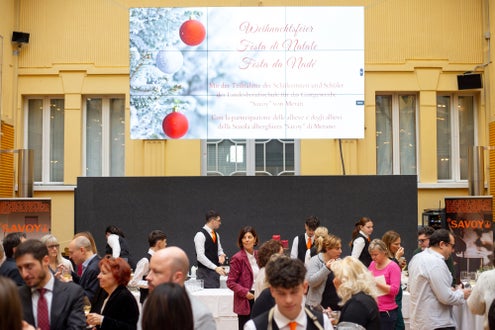Schülerinnen und Schüler der LBS Savoy gestalten Weihnachtsbuffet im Palais Widmann Schülerinnen und Schüler der LBS Savoy gestalten Weihnachtsbuffet im Palais Widmann